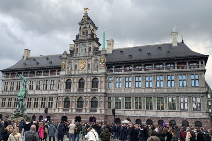 Le genou à travers les frontières